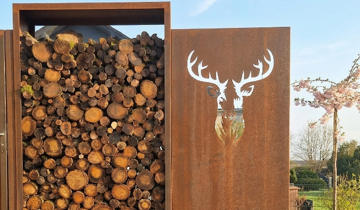 Holzlager Cortenstahl und Sichtschutz Cortenstahl mit Hirschkopf