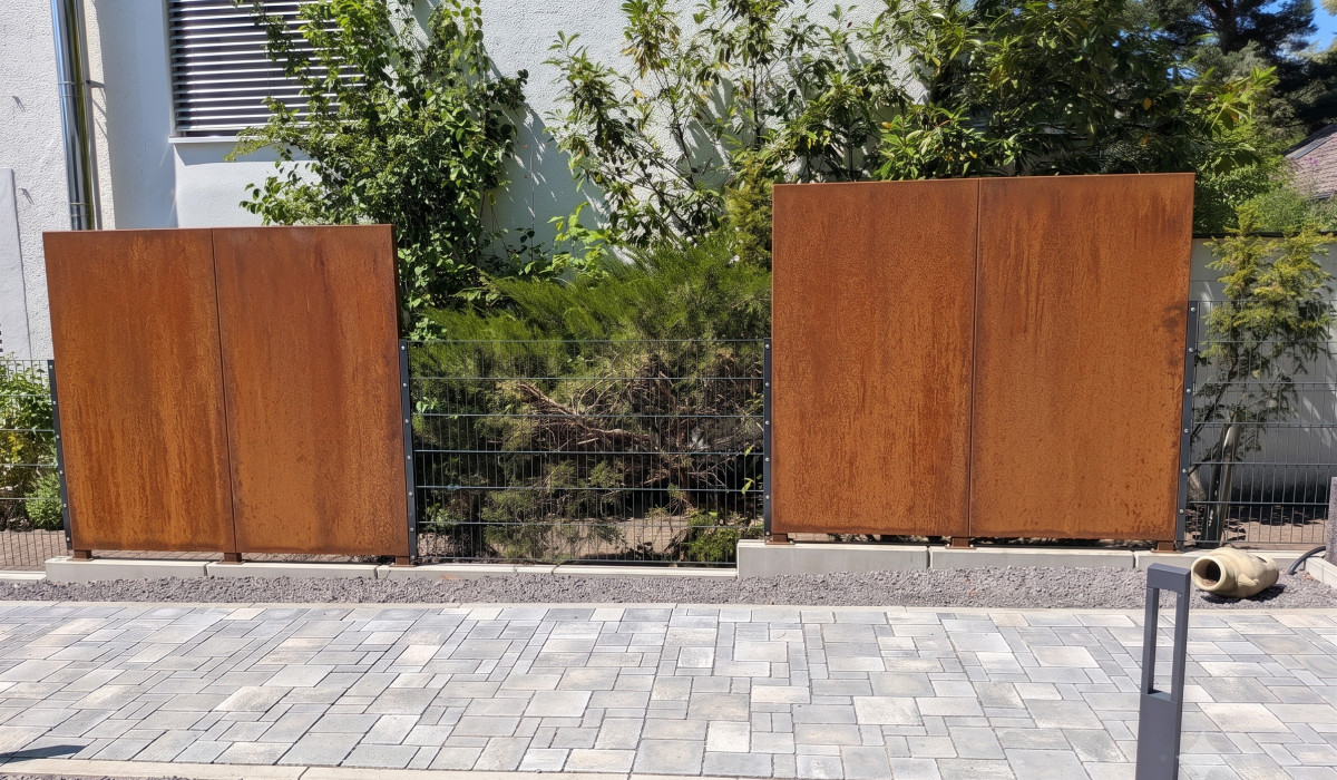 OOLEX Sichtschutz MONUS Cortenstahl 1000 x 1800 mm an Pfosten für Winkelsteinmontage 2