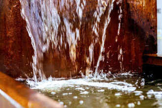 Brunnen Cortenstahl Edelstahl Wasserschütte Stimmung