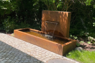Brunnen Wasserspiel Cortenstahl mit Wasserfall