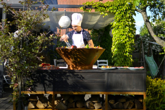 Exclusive Outdoorküche Cortenstahl mit Shou Sugi Ban Technik imprägniertem Holzunterbau