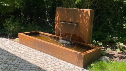 Oolex brunnen wasserspiel cortenstahl mit rueckwand und wasserschuette massanfertigung