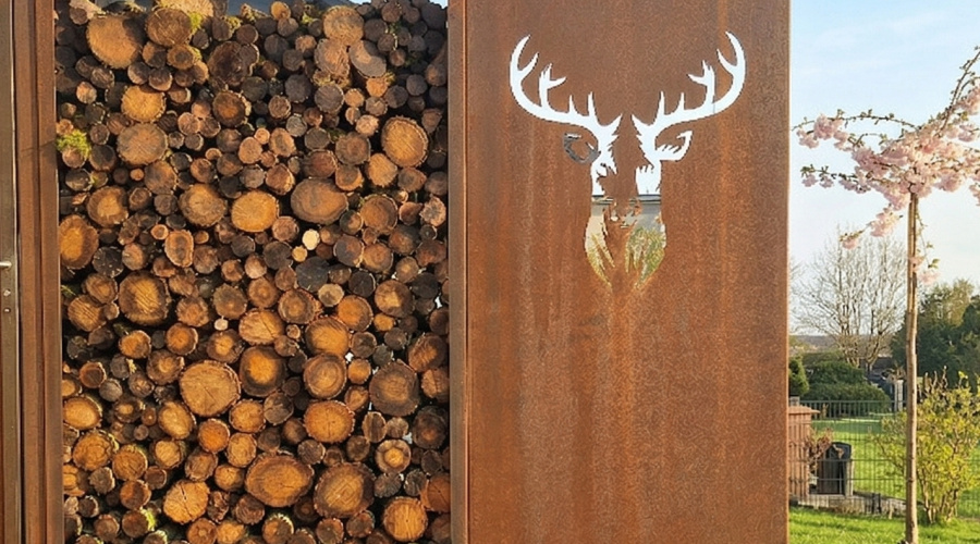 Holzlager cortenstahl und sichtschutz mit hirschkopf