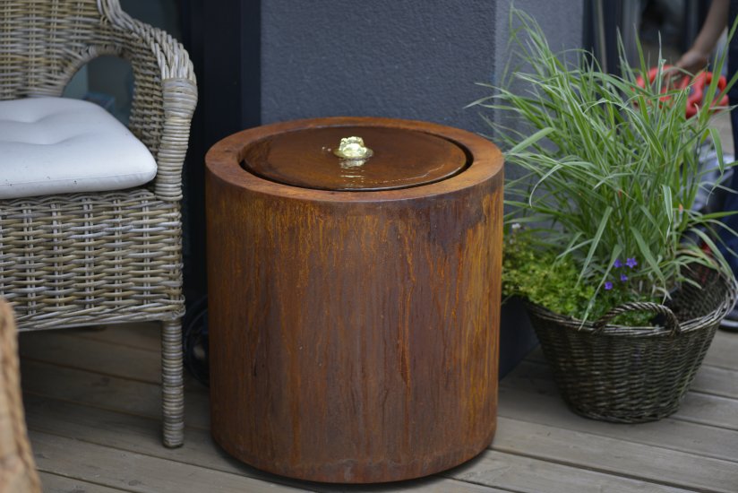 Terrassenbrunnen Wassertisch rund Cortenstahl für den Garten oder das Office