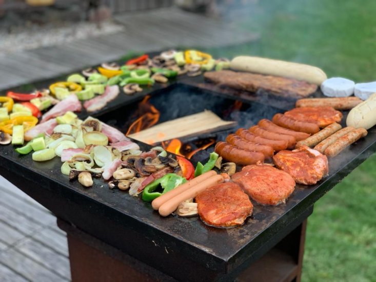 Grillsäule Kontaktgrill Cortenstahl mit quadratischer 10 mm Stahlplatte Grillfläche