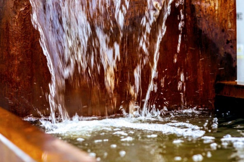 Brunnen Cortenstahl Edelstahl Wasserschütte Stimmung