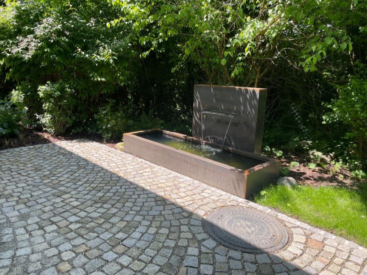 Brunnen Wasserspiel Cortenstahl mit Rückwand auf Maß