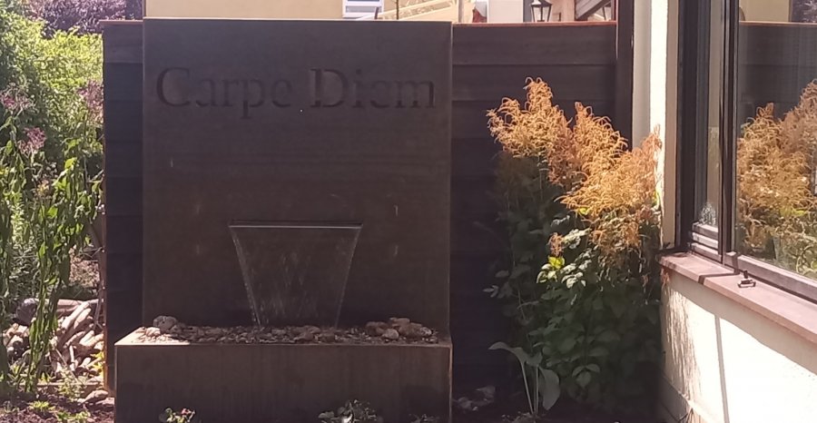 Brunnen Wasserspiel Cortenstahl mit Rückwand und Schriftzug Carpe Diem