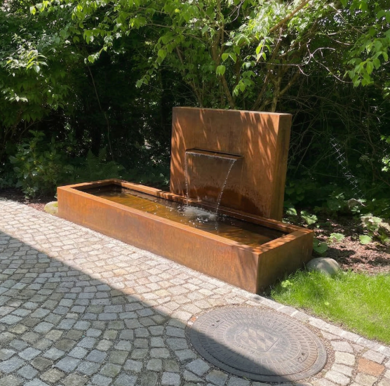 Brunnen Wasserspiel Cortenstahl mit Wasserfall