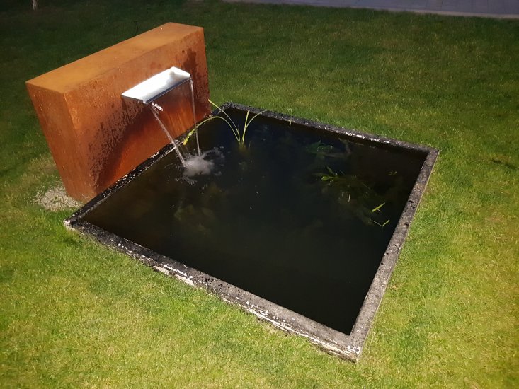 Brunnenrückwand mit Edelstahl Wasserschütte