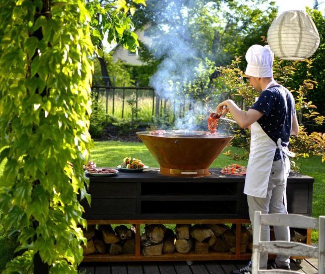 Exclusive Outdoorküche Cortenstahl mit Shou Sugi Ban Technik imprägniertem Holzunterbau
