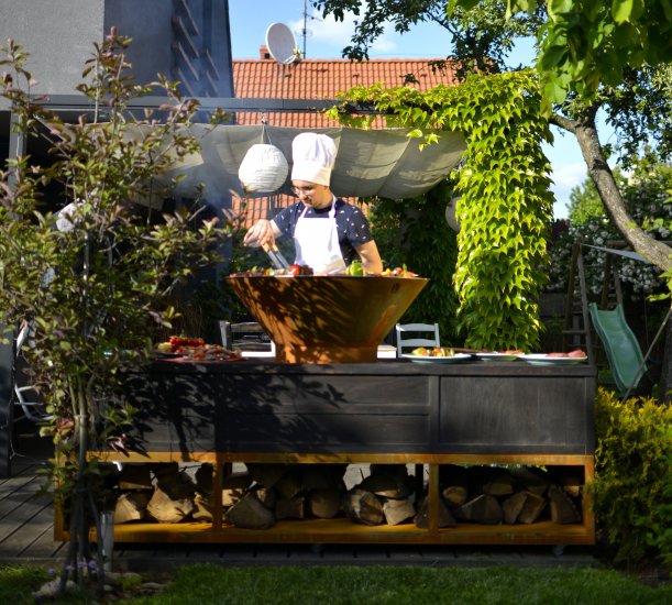 Exclusive Outdoorküche Cortenstahl mit Shou Sugi Ban Technik imprägniertem Holzunterbau