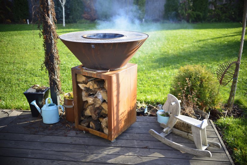 Gartengrill Grillsäule Kontaktgrill Cortenstahl mit Edelstahl Grillfläche in Aktion