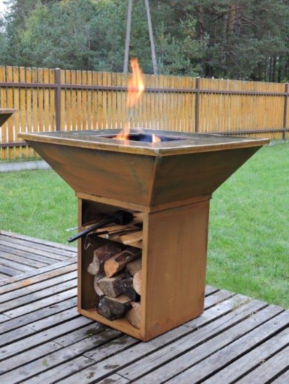 Gartengrill Grillsäule Kontaktgrill Cortenstahl mit quadratischer 10 mm Stahlplatte Grillfläche Stimmung