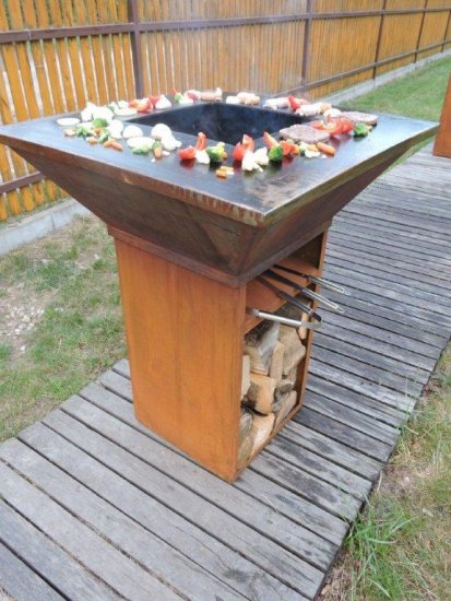 Gartengrill Grillsäule Kontaktgrill Cortenstahl mit quadratischer 10 mm Stahlplatte Grillfläche in Aktion