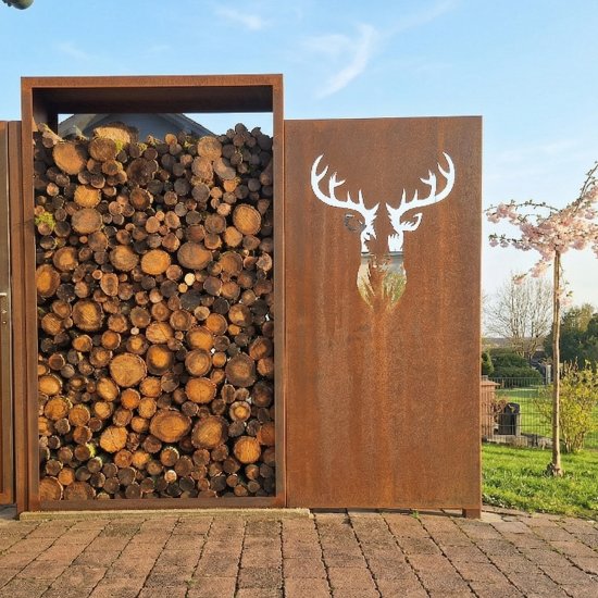 Holzlager Cortenstahl und Sichtschutz Cortenstahl mit Hirschkopf