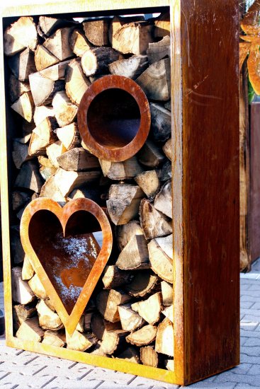 Holzlager Cortenstahl ohne Rückwand mit Fenster