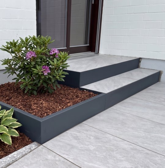 OOLEX Einfassung für Stufen 5 mm Stahl verzinkt RAL 7016 Pulverbeschichtet bepflanzt