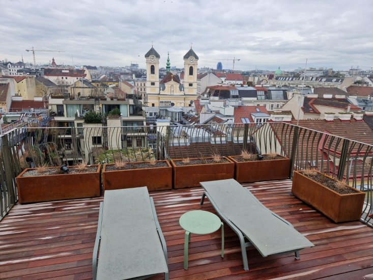 Pflanzgefäß mit Boden Cortenstahl auf Dachterrasse