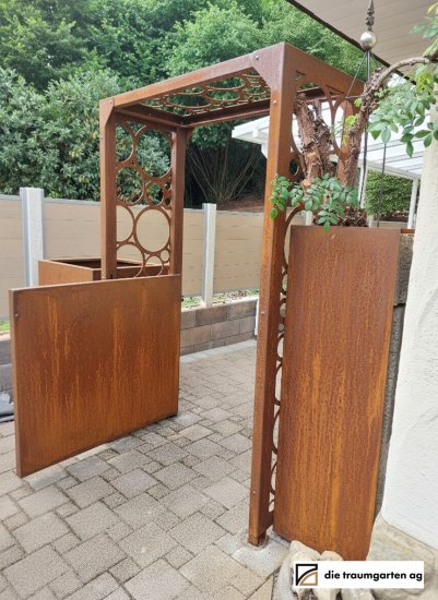 Rosenbogen Cortenstahl mit Tor Verkleidung Betonsäule Pflanzgefäß Maßanfertigungen