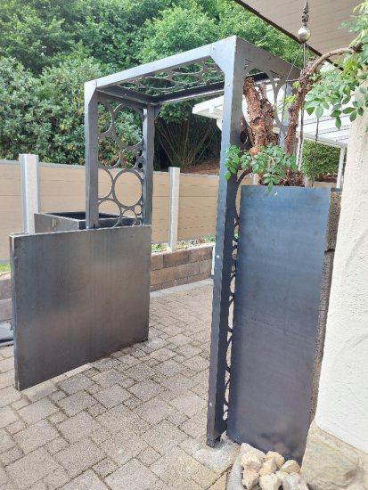 Rosenbogen mit Tor Verkleidung Betonsäule Pflanzgefäß Maßanfertigungen BV Schichtel 2