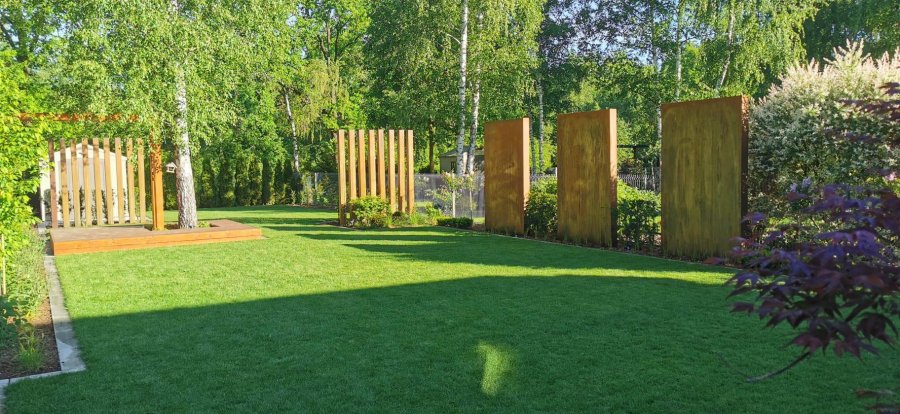 Sichtschutz und Säulen aus Cortenstahl SEDE