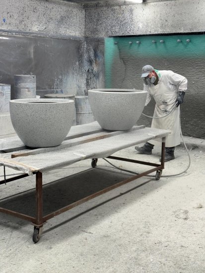 Pflanzkuebel fiberglas rund granitoptik grau produktion2
