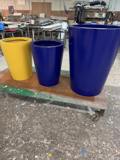 Pflanzkuebel fiberglas rund hoch smal gelb blau1