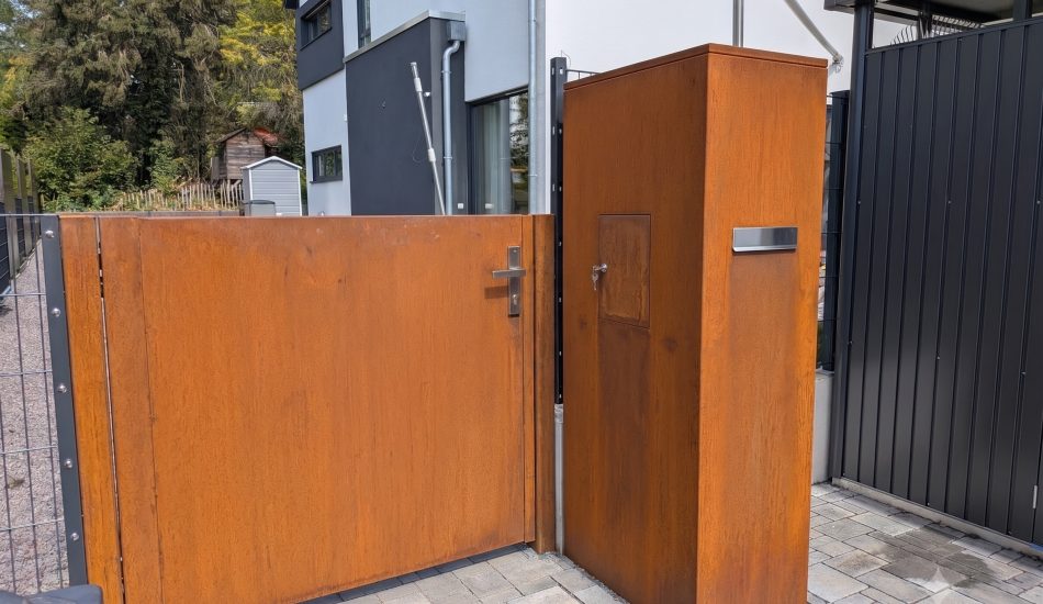 OOLEX Gartentür und Briefkastenstele aus Cortenstahl